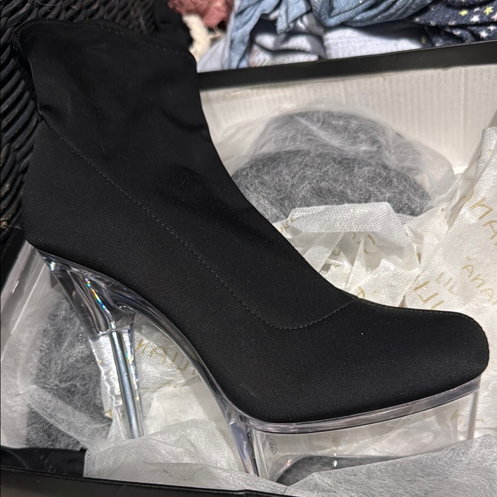 Elegant Black Women's Shoes with Clear Heel